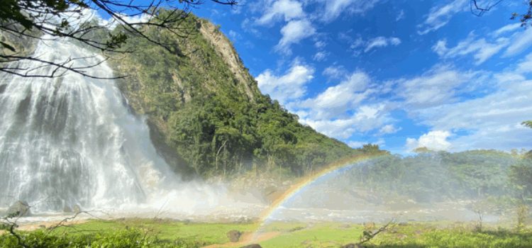 Cachoeira da Fumaça na Chapada Diamantina com arco-íris formado no meio da queda d’água