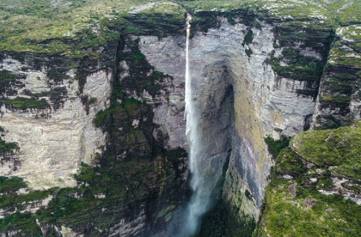 Vista panorâmica do alto da Cachoeira da Fumaça na Chapada Diamantina, com queda d’água esguia despencando de um cânion rodeado por vegetação