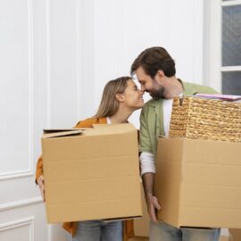 Jovem casal se mudando para uma nova casa