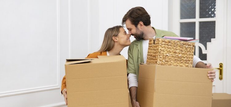 Jovem casal se mudando para uma nova casa