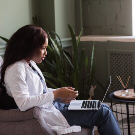 Psicoterapia sem fronteiras: oportunidades e desafios do atendimento remoto Mulher fazendo consulta com psicóloga online