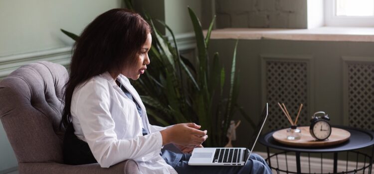 Mulher fazendo consulta com psicóloga online