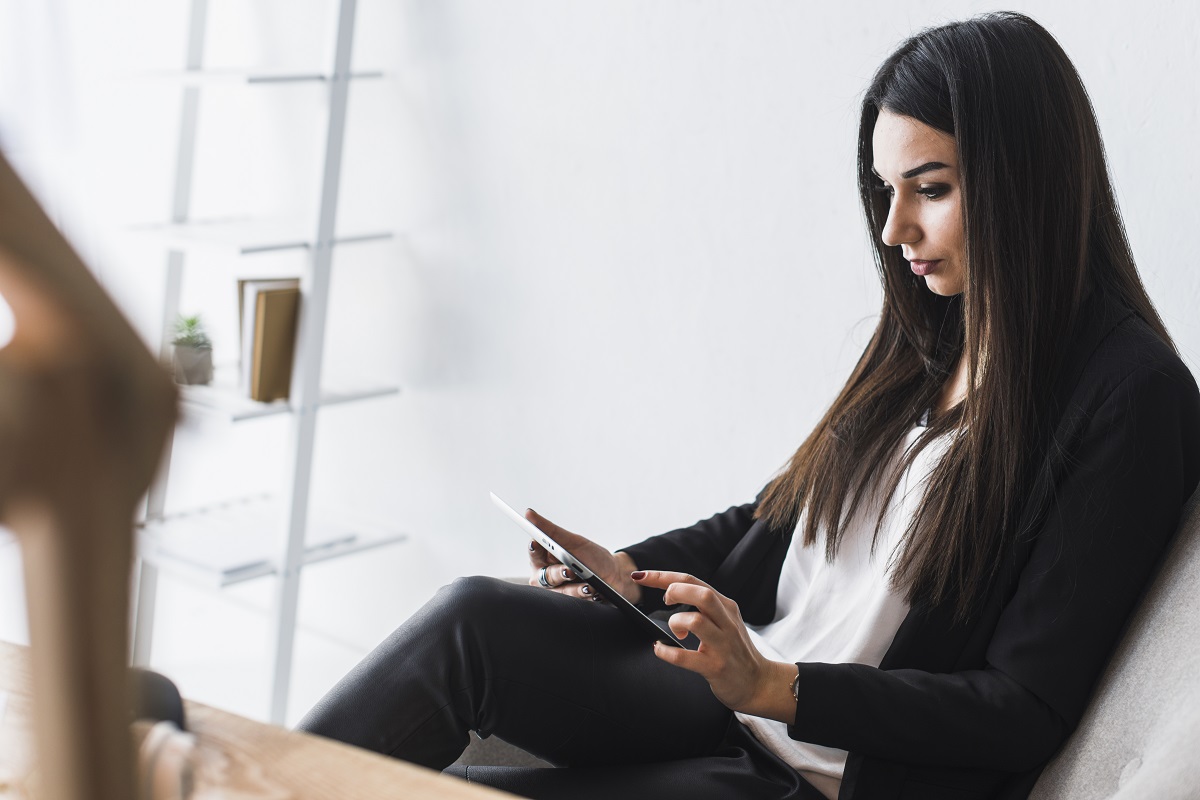 Mulher usando tablet no escritório para consulta online Mulher usando tablet no escritório para consulta online