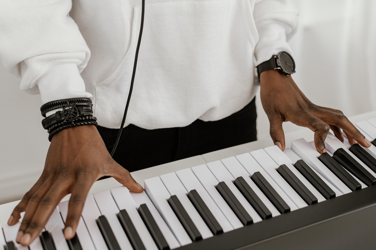 Alto ângulo de musica tocando teclado elétrico Alto ângulo de musica tocando teclado elétrico
