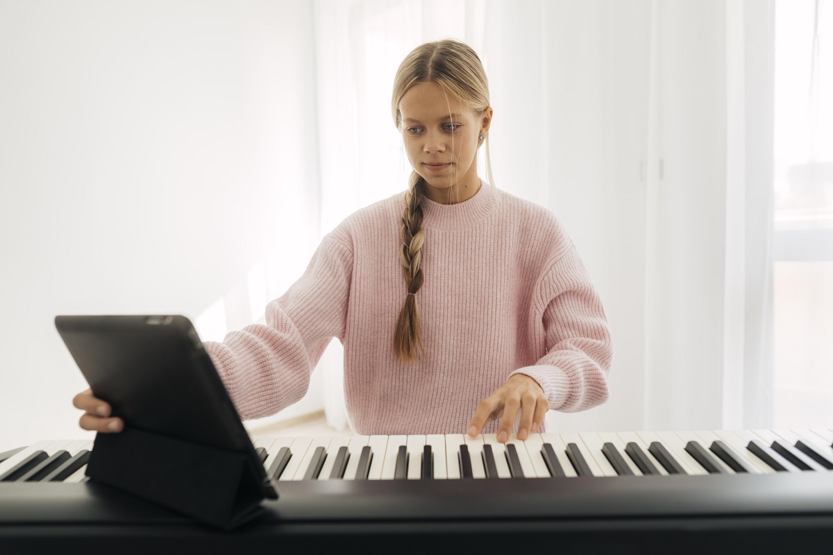 Jovem tocando piano em casa Jovem tocando piano em casa