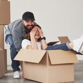 Casal brincando antes da mudança