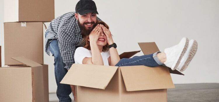 Casal brincando antes da mudança
