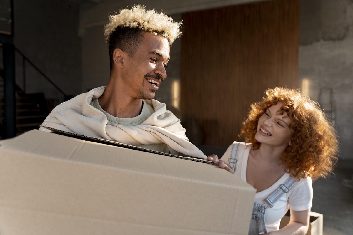 Casal com caixas de papelão para mudança Casal com caixas de papelão para mudança