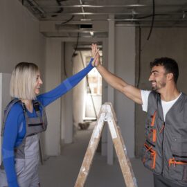 Casal em reforma de apartamento