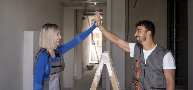 Casal em reforma de apartamento