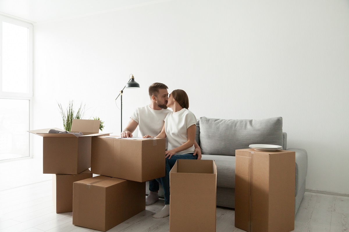 Casal se mudando para sua nova casa Casal se mudando para sua nova casa
