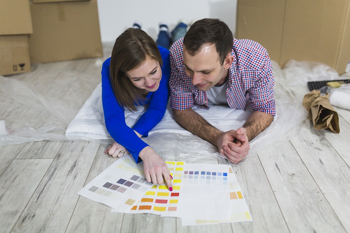 Mulher e homem vendo cores para reforma de apartamento Mulher e homem vendo cores para reforma de apartamento