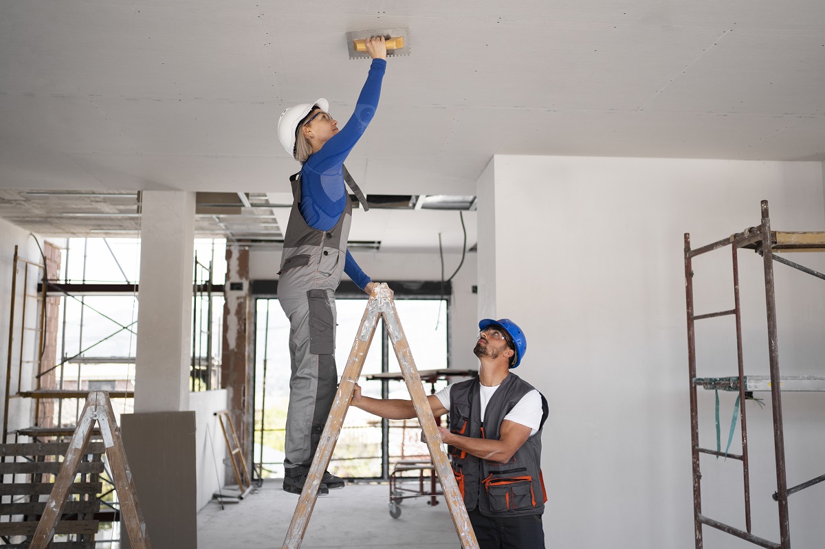 Pessoas trabalhando em reforma de apartamento Pessoas trabalhando em reforma de apartamento