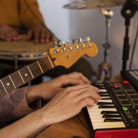 Guia para escolher seu primeiro teclado musical Músicos de vista lateral trabalhando em estúdio