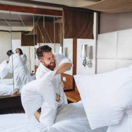 Casal em seu quarto que é inspirado em hotel