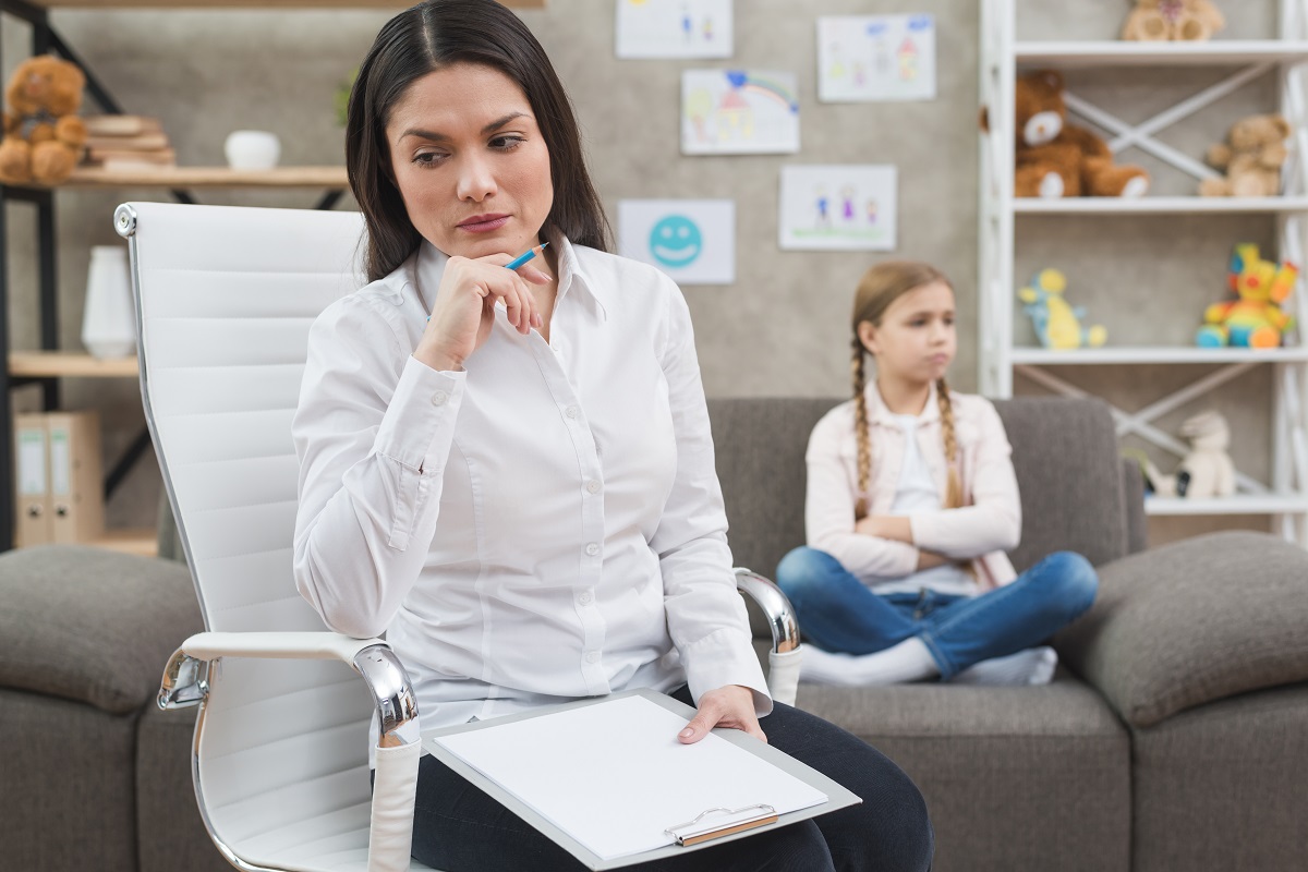 Psicóloga pensando em como começar anamnese Psicóloga pensando em como começar anamnese
